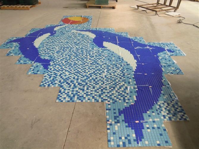 供應(yīng)江西南昌游泳池拼圖藍色馬賽克，有藍色玻璃馬賽克拼出的圖案。
