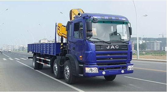 江淮小三軸隨車起重運(yùn)輸車圖片