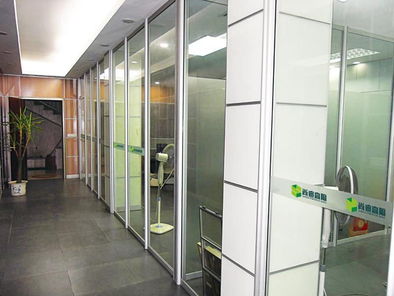 供應(yīng)用于的來(lái)賓高隔間