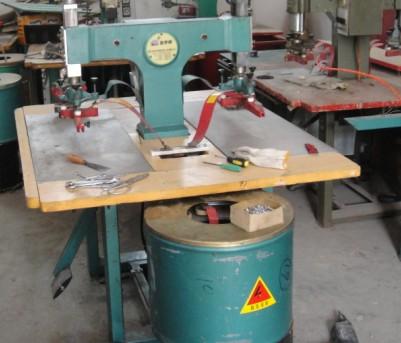 供應二手高頻機雨衣熱合機1