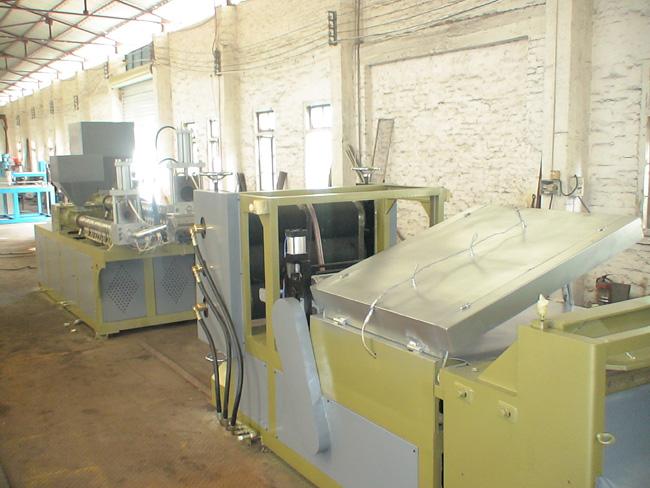 共擠帽舌生產(chǎn)線機(jī)組圖片