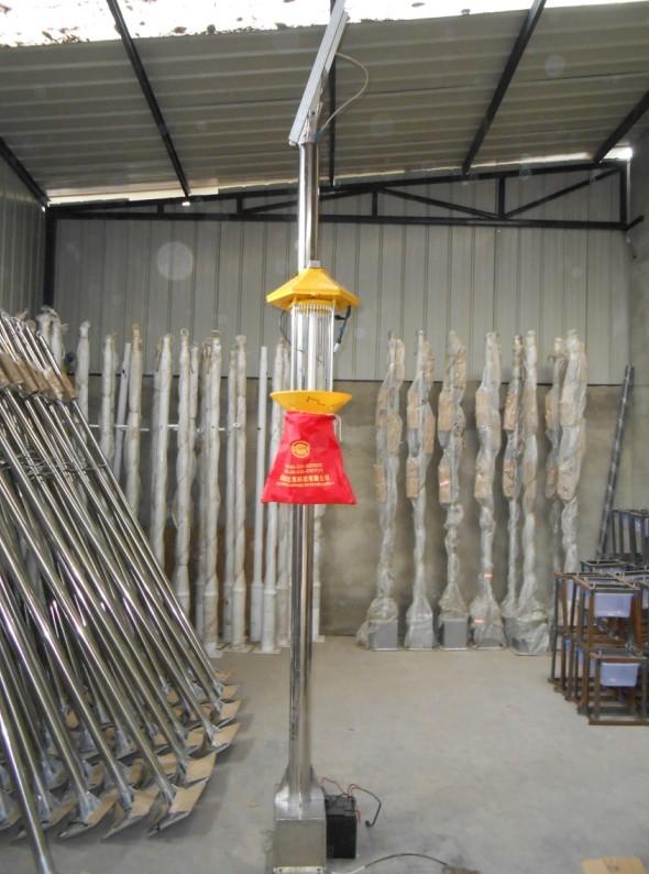 自動(dòng)跟蹤太陽能殺蟲燈圖片