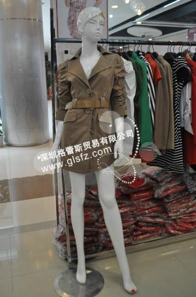 深圳地区供应风衣外套品牌女装批发女装尾货品牌秋冬女装批发图片