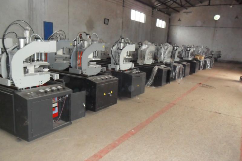 濟南專業(yè)門窗設(shè)備廠家鋁塑門窗設(shè)備圖片