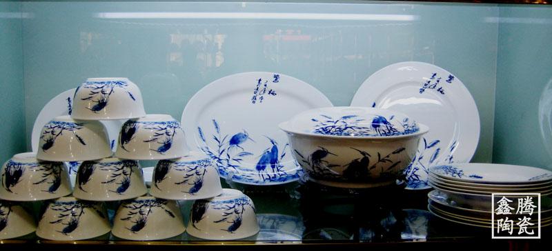 供應56頭套裝餐具，青花瓷餐具