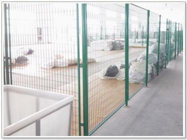 供應(yīng)生產(chǎn)車間隔離網(wǎng)、廠區(qū)隔離柵、倉(cāng)庫(kù)隔離柵