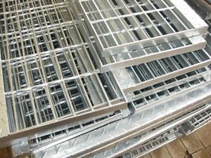 供應(yīng)鋼梯踏步板鍍鋅踏步板防滑踏步板