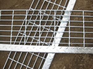 供應(yīng)鍍鋅踏步板踏步板網(wǎng)金屬踏步板