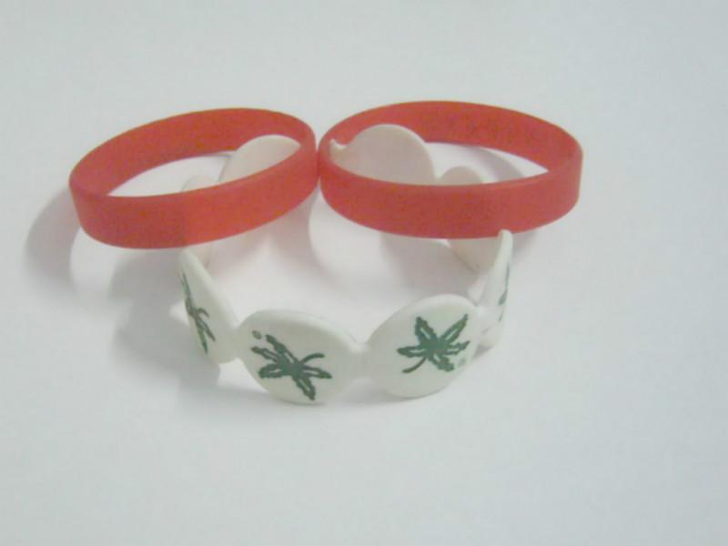 供應(yīng)硅膠手環(huán)制品廠