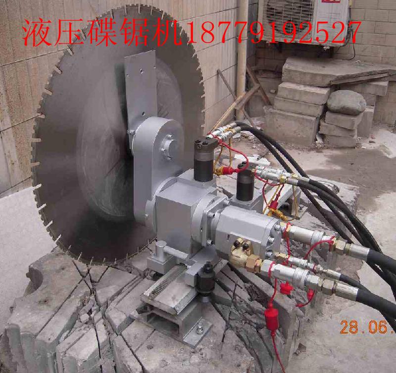 貴州鋼筋混凝土公路防撞欄切割拆除圖片