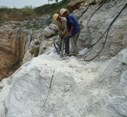 供應(yīng)內(nèi)蒙古靜態(tài)*設(shè)備液壓劈裂機(jī)