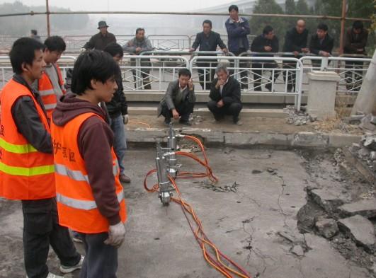 橋梁安全快速拆除設(shè)備液壓劈裂機(jī)圖片