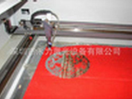 供應(yīng)玩具布娃毛絨激光切割機(jī)成都微距激光管0755-29409127