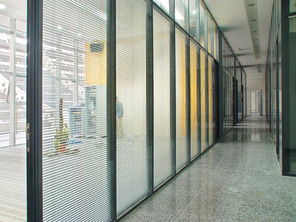 供應(yīng)*上*的高隔間