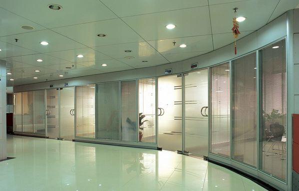 供應(yīng)*上*的高隔間