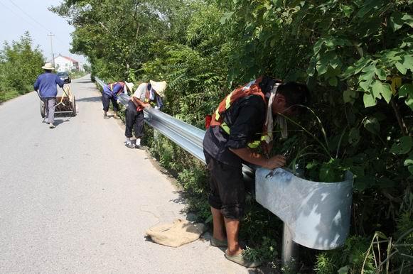 成都市波形护栏板防撞板厂家