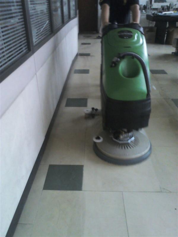 全自動洗地機 適用于大型超市、車間、展館、體育場館、機場、車站等