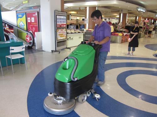 全自動洗地機 適用于大型超市、車間、展館、體育場館、機場、車站等