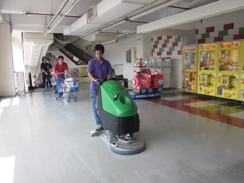 全自動洗地機 適用于大型超市、車間、展館、體育場館、機場、車站等