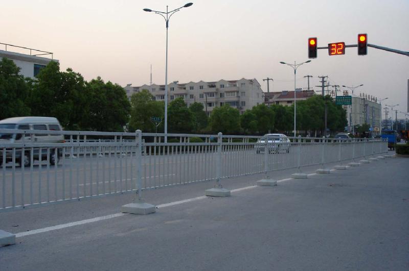 公路護(hù)欄網(wǎng)圖片