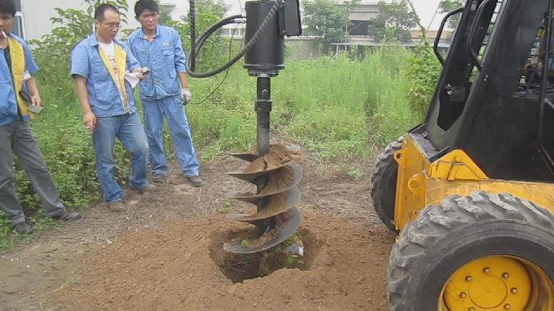 供應(yīng)山貓滑移機(jī)具之土鉆山 貓滑移螺旋鉆