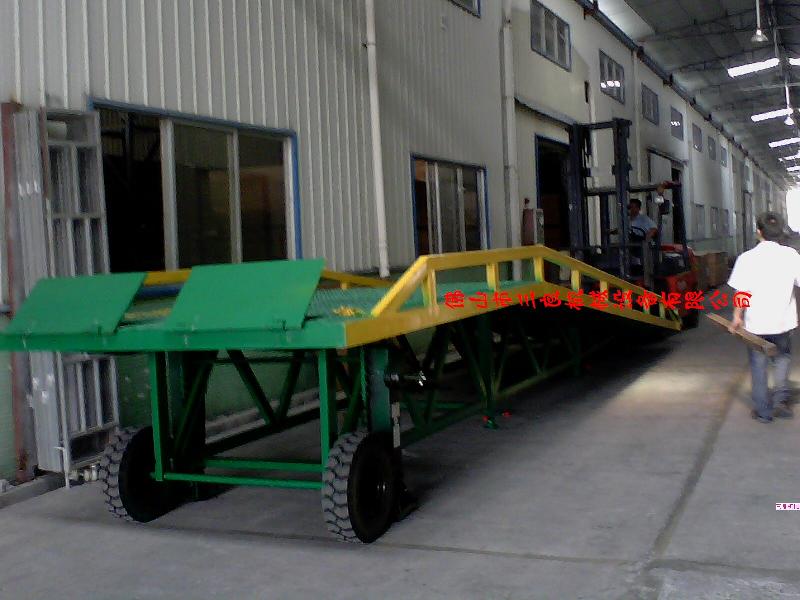 供應(yīng)叉車集裝箱裝卸設(shè)備登車橋供貨商