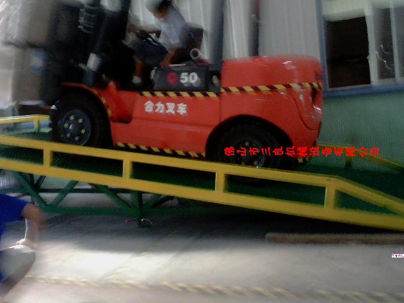 供應(yīng)移動(dòng)式登車橋的功能是什么，叉車該怎么樣使用移動(dòng)式登車橋