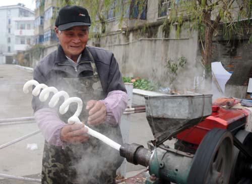 供應(yīng)玉米谷物膨化機(jī)做玉米棍的機(jī)器,江米棍香酥棍機(jī),大米膨化機(jī)