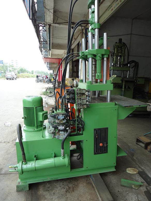 供應(yīng)贊揚(yáng)35T二手立式注塑機(jī)機(jī)靚