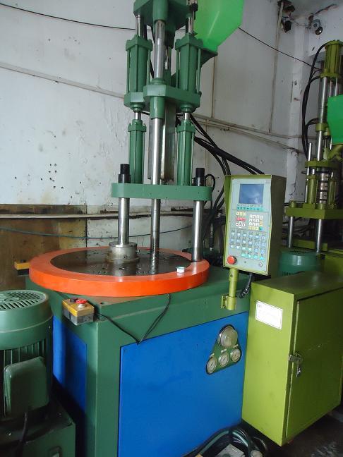 供應九成新百塑250型轉(zhuǎn)盤立式注塑機