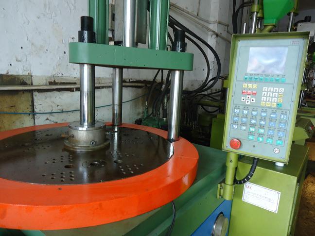 供應九成新百塑250型轉(zhuǎn)盤立式注塑機