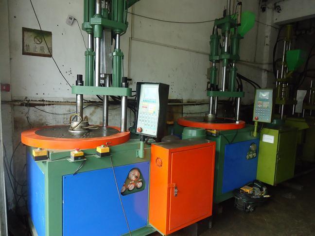 供應九成新百塑250型轉(zhuǎn)盤立式注塑機