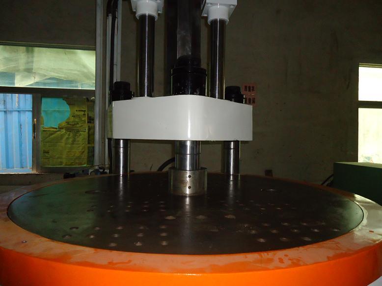 供應(yīng)臺(tái)灣百塑120T轉(zhuǎn)盤立式注塑機(jī)