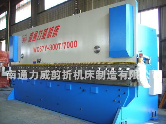 剪板機折彎機的操作圖片