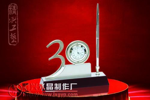 供應(yīng)周年紀(jì)念水晶筆筒辦公件套