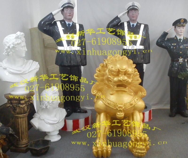 供應(yīng)專業(yè)生產(chǎn)交通設(shè)施玻璃鋼仿真敬禮警察雕塑