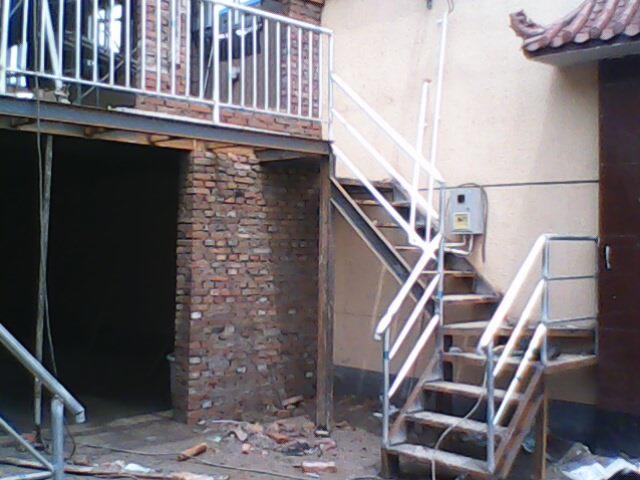 供應(yīng)專(zhuān)業(yè)焊接戶(hù)外鋼架樓梯，消防樓梯，外跨樓梯制作