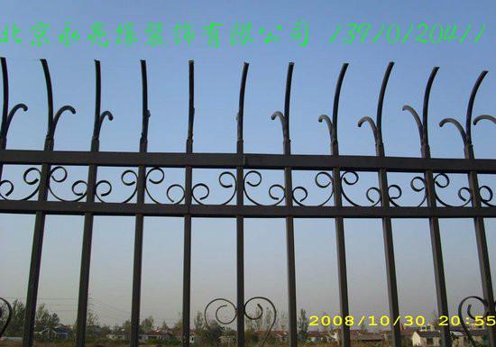 供應(yīng)鐵藝圍欄不銹鋼圍欄鑄鐵圍欄方管圍欄廠家供應(yīng)安裝
