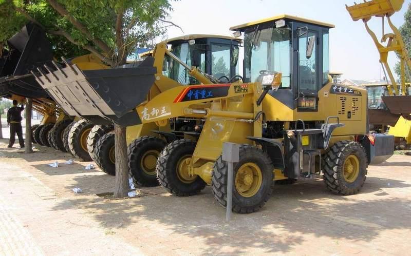 小型挖掘裝載機兩頭忙