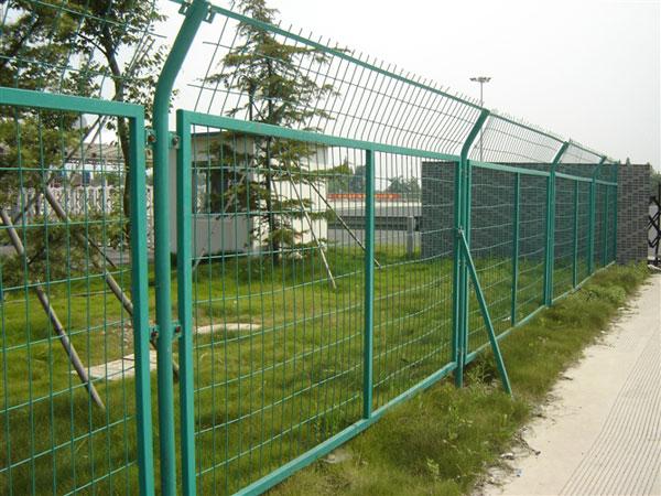 廠家專業(yè)生產(chǎn)草坪隔離柵/港口碼頭圍欄網(wǎng)/住宅圍欄圍墻/價位低 質(zhì)量好
