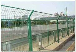 供應(yīng)交通隔離柵/勾花隔離柵/球場(chǎng)隔離柵/廠家生產(chǎn)各種規(guī)格的隔離柵