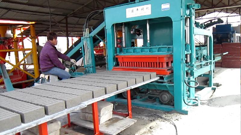 條紋制磚機(jī)彩色路面制磚機(jī)圖片