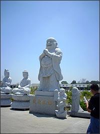 供應(yīng)山東石雕廠石雕佛像