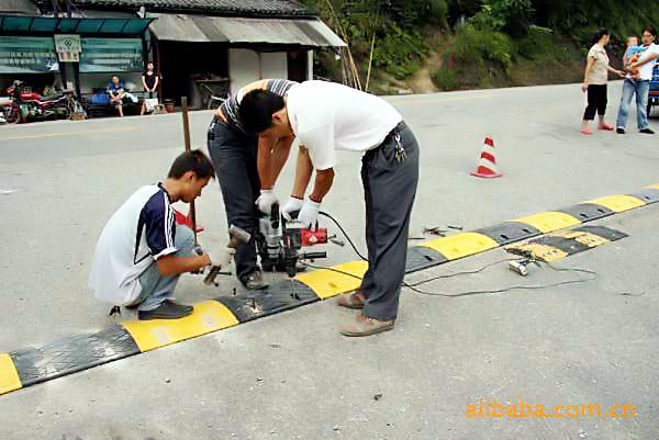 供應(yīng)曲阜減速帶批發(fā)安裝13954747025