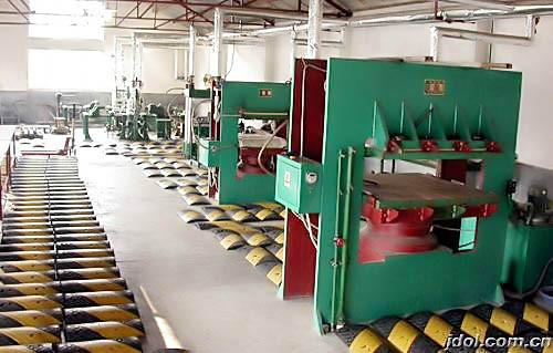 供應微山減速帶廠家批發(fā)鑄鋼橡膠減速帶