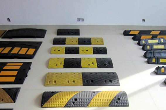 供應鄒城減速帶批發(fā)橡膠鑄鋼PE減速帶