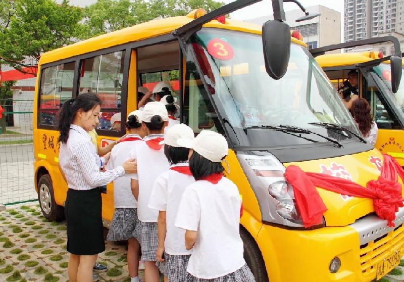 供应新款校车19座校车五菱校车安全可靠