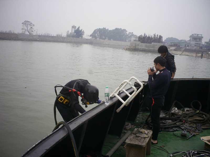 潜水打捞巨龙潜水打捞水下切割图片