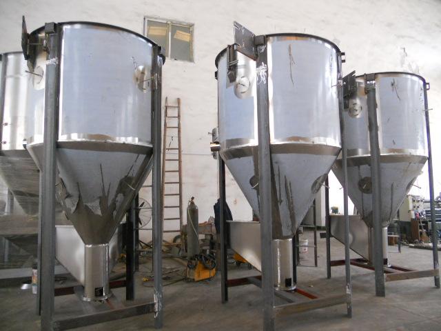 供應(yīng)2T立式混合機(jī)/立式拌料機(jī)