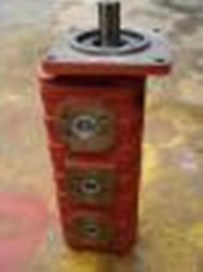 山工ZL30D裝載機(jī)轉(zhuǎn)向泵/工作泵圖片